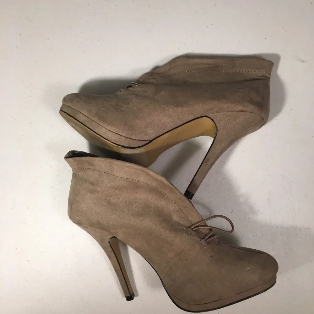 Apt 9 Booties Size 9M button